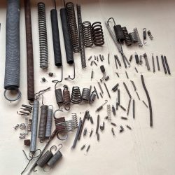 Used New pressure and extension electronic parts springs assorted 100 springs