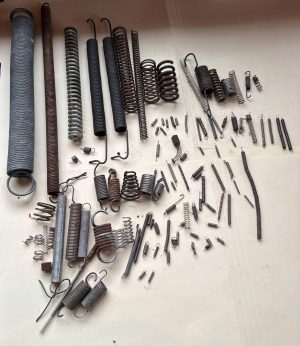 Used New pressure and extension electronic parts springs assorted 100 springs
